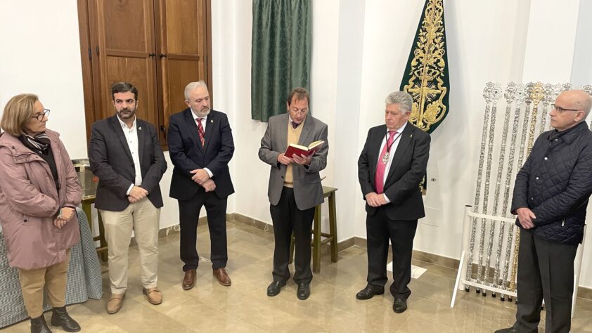 Momento De La Bendición Del Por Parte Del Consiliario Juan Carlos Moreno. Fotos: CofradÍa Y C. M.