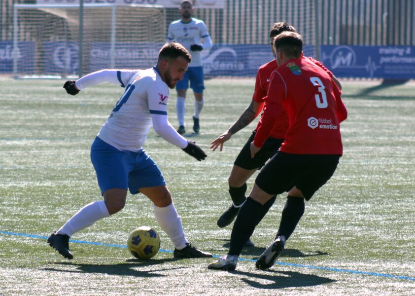 Javi Del Moral Disputa El Balón Con Dos Jugadores Del Cúllar Vega. Foto: Miguel JÁimez.