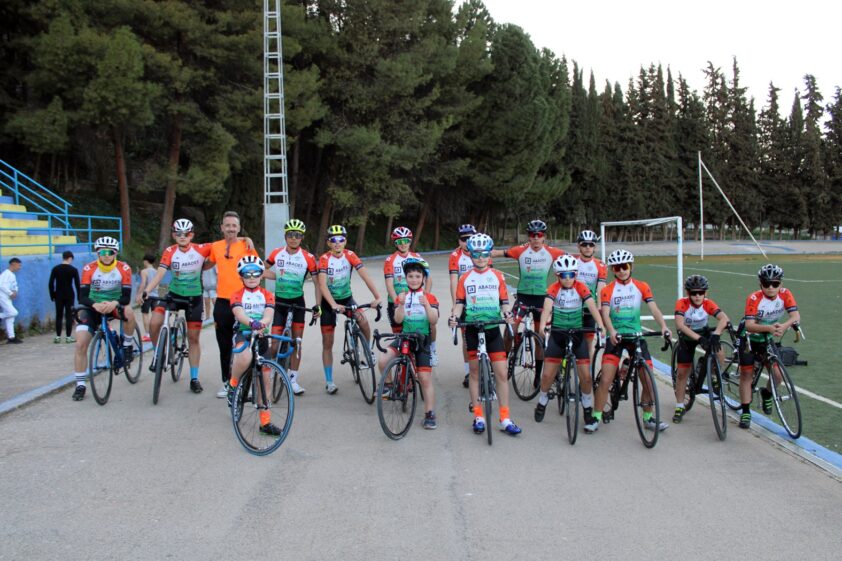 Integrantes Del Club Ciclista Lojeño Junto A Su Entrenador En El Entrenamiento. Foto: P.c.