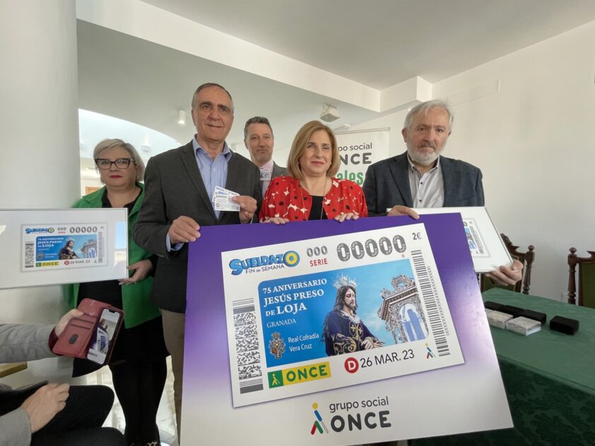 Autoridades Locales Y De La Once Muestran El Cupón Con Jesús Preso. Foto: Calma