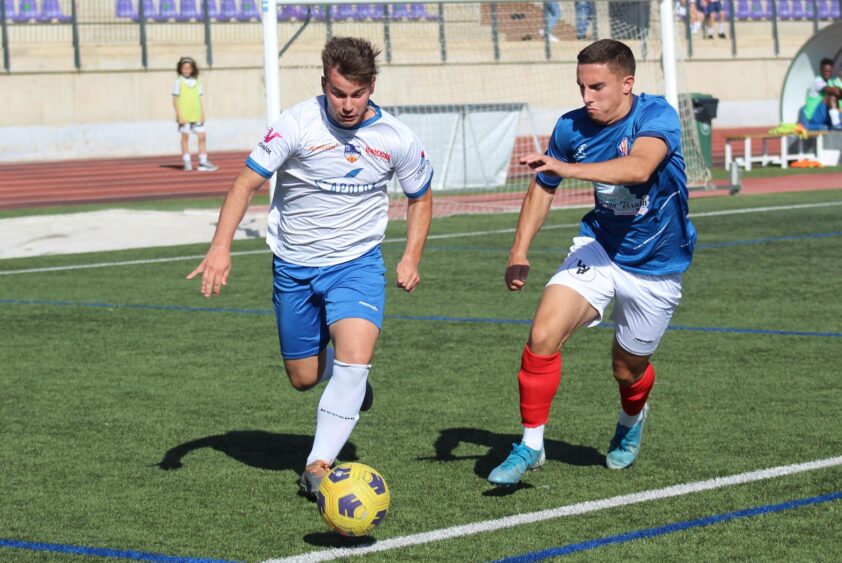 Álex Rubio Con El Balón Ante Un Jugador Del Ciudad De Baza. Foto: Miguel JÁimez.