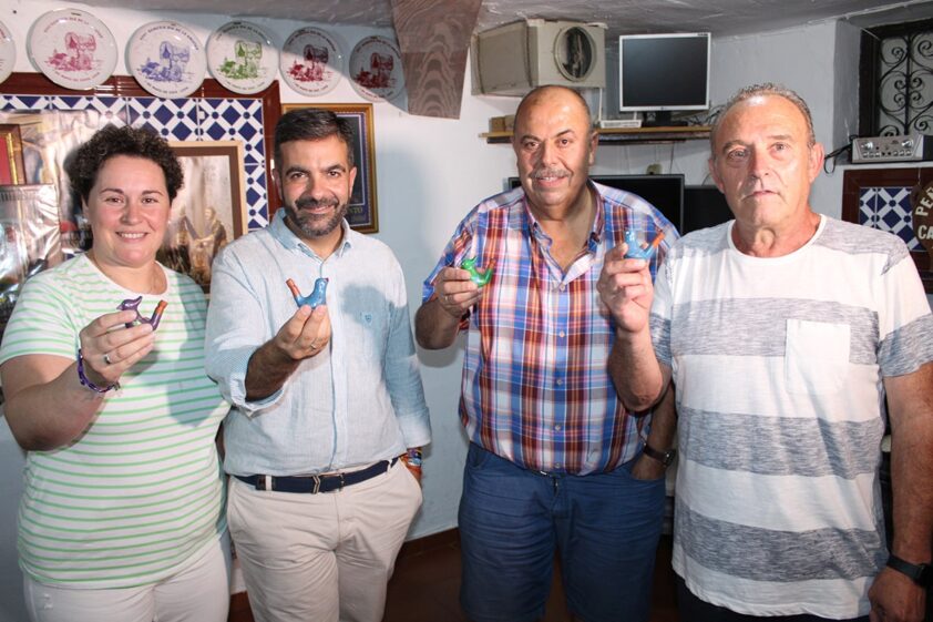 El Alcalde Y La Concejala, Junto A Responsables De La Peña La Orza. Foto: P. C.