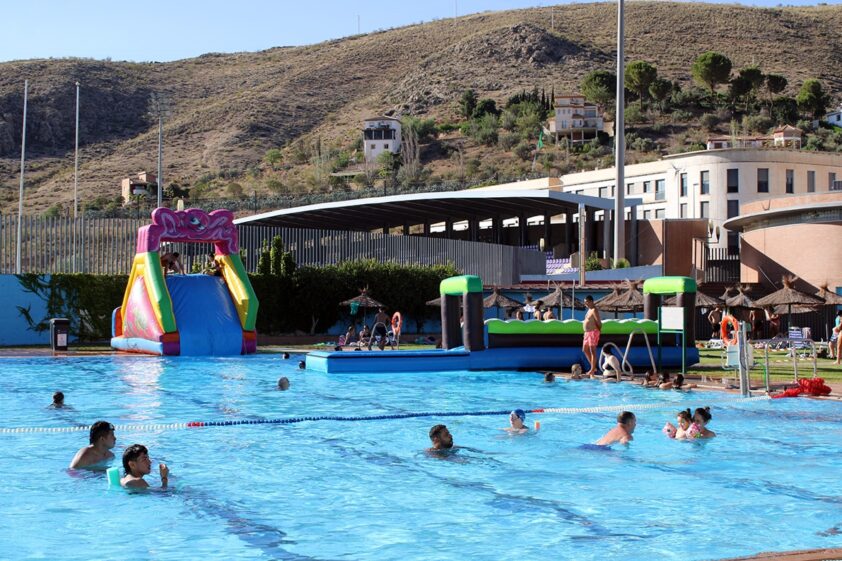 Muy Buen Ambiente En El Complejo De Piscinas Genil. Foto: Calma