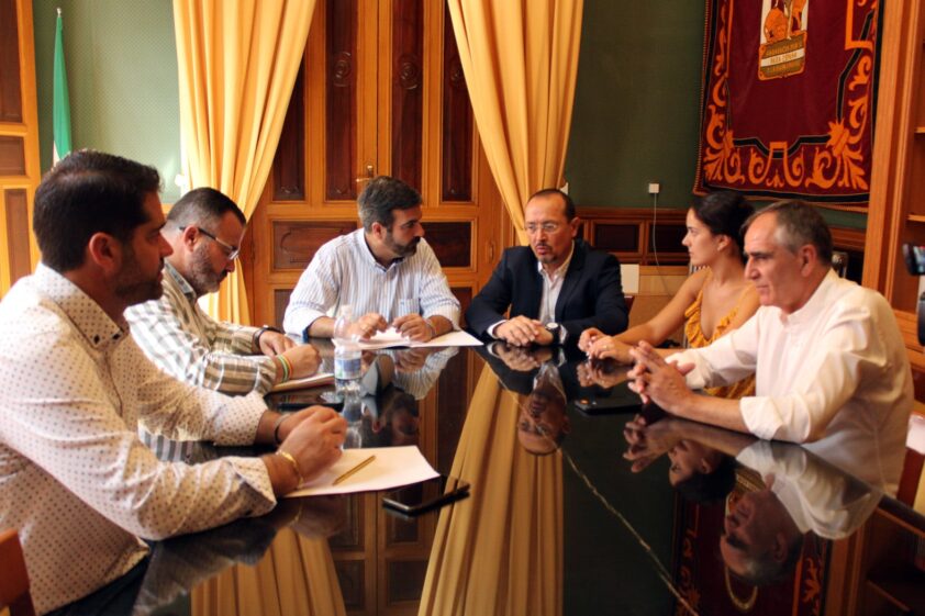 El Delegado De Turismo, Cultura Y Deporte Durante Su Reunión Con El Gobierno Municipal. C.m.