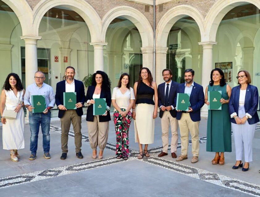 La Consejera, Junto A Responsables Políticos, Durante El Acto De Entrega. Foto: Corto