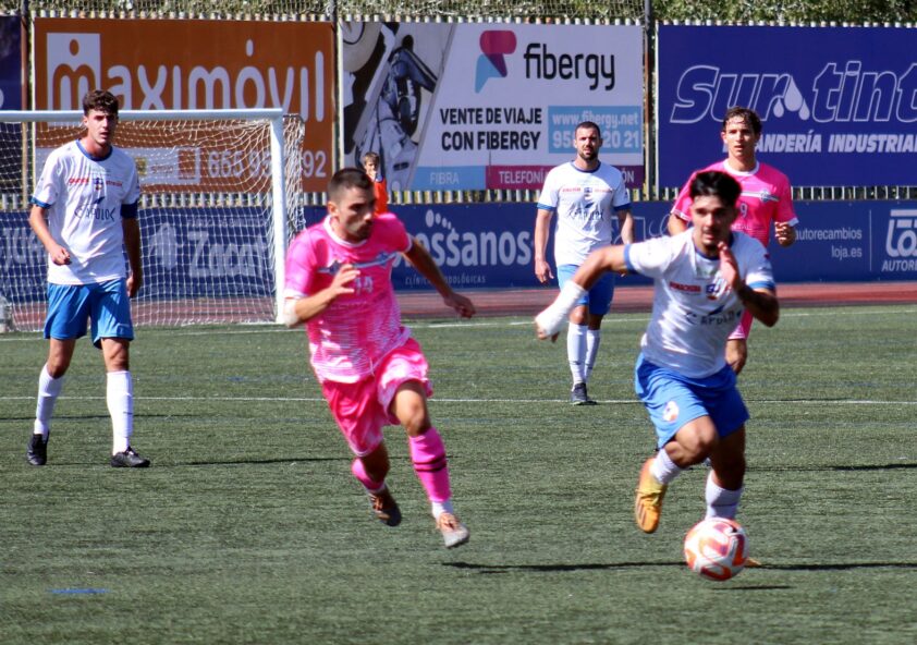 Álex Yepes Avanza Con El Balón En El Anterior Partido En Casa Ante El Mijas. Foto: M. JÁimez