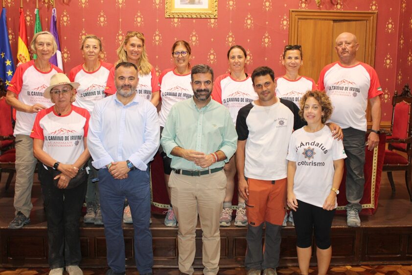 El Alcalde Y El Concejal Recibieron A Los Senderistas Del 'camino De Irving'. Foto: P. C.