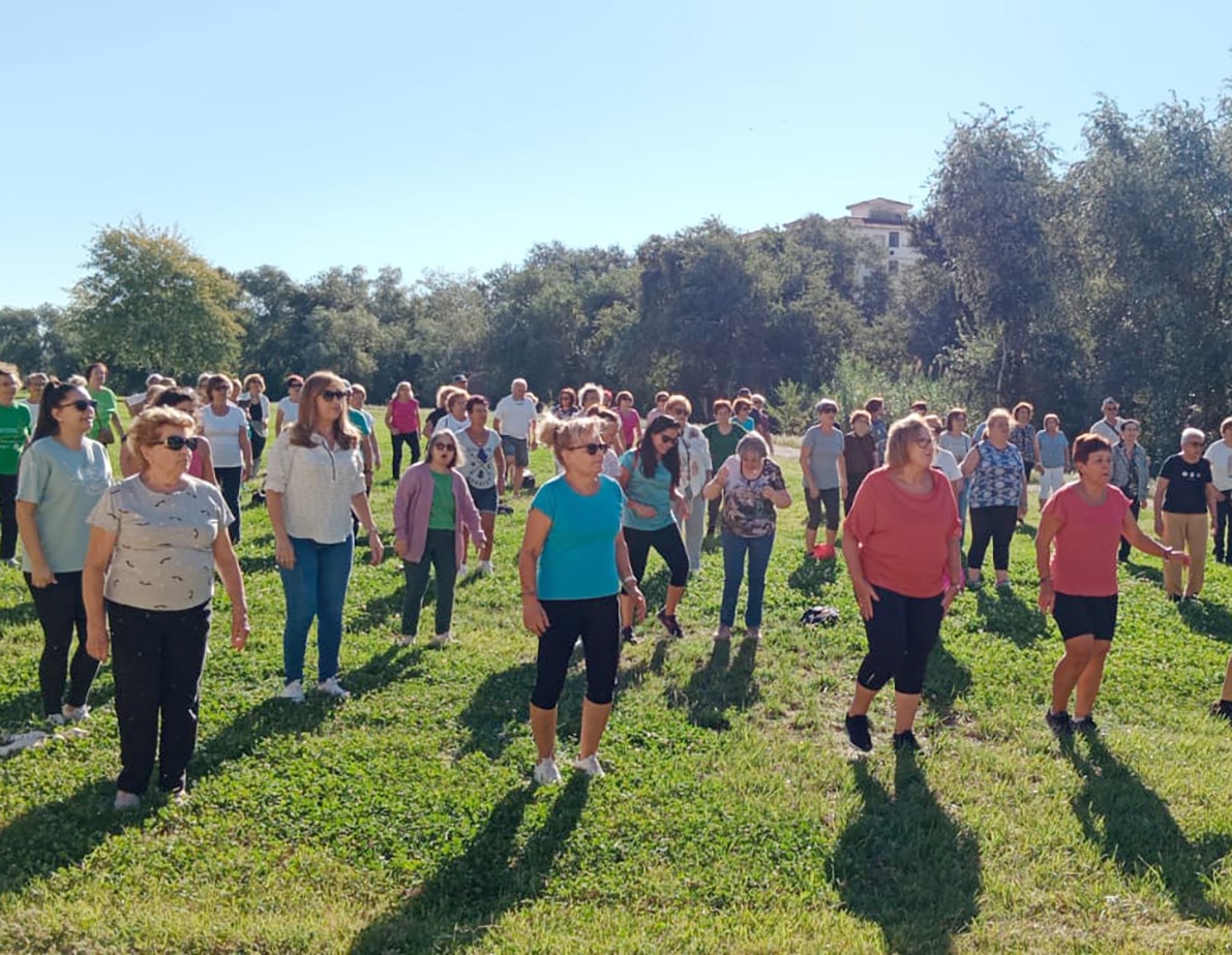 Más De 200 Personas Practican Deporte En El Paseo De Genil. Foto: Corto