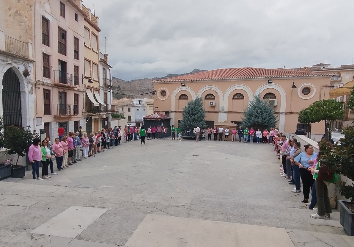 Cadena Humana Solidaria, Con Motivo Del Día Mundial Contra El Cáncer De Mama. Foto: C. M.