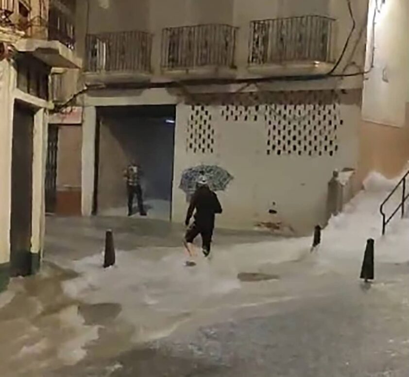 Por La Calle Farmacéutica Angustias Rodríguez, Bajó Una Cascada De Agua. Foto: J. Jimenez