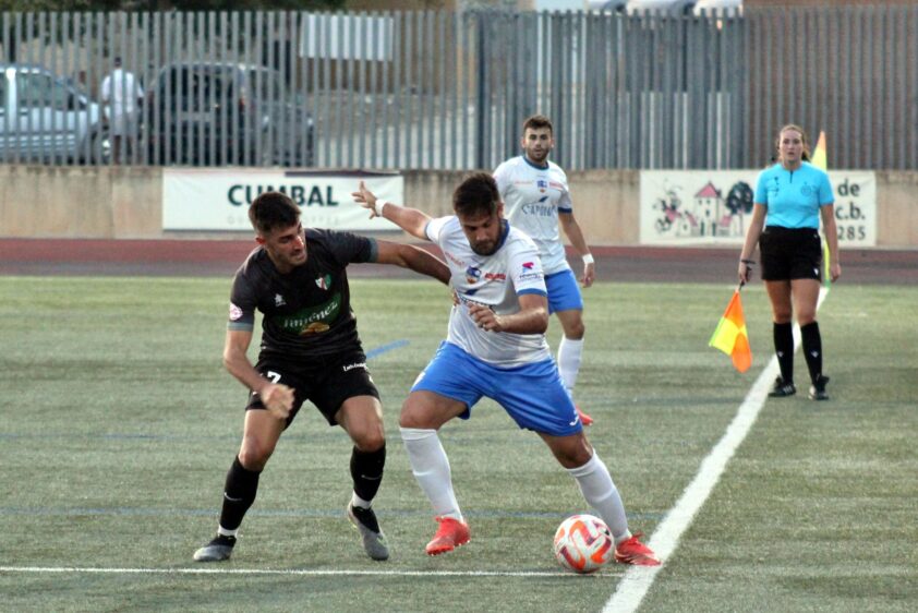 Álex Romero Disputa El Balón En Un Partido Durante Esta Pretemporada. Foto: M. JÁimez