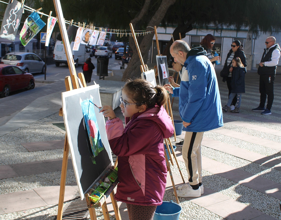 Una De Las Muchas Artistas Jóvenes Que Participaron En La Muestra De Arte Joven. Foto: A. Matas