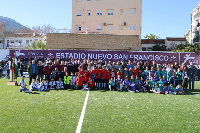 Foto De La Familia De Todos Los Participantes En La Inauguración Del Campo. Foto: C. M.