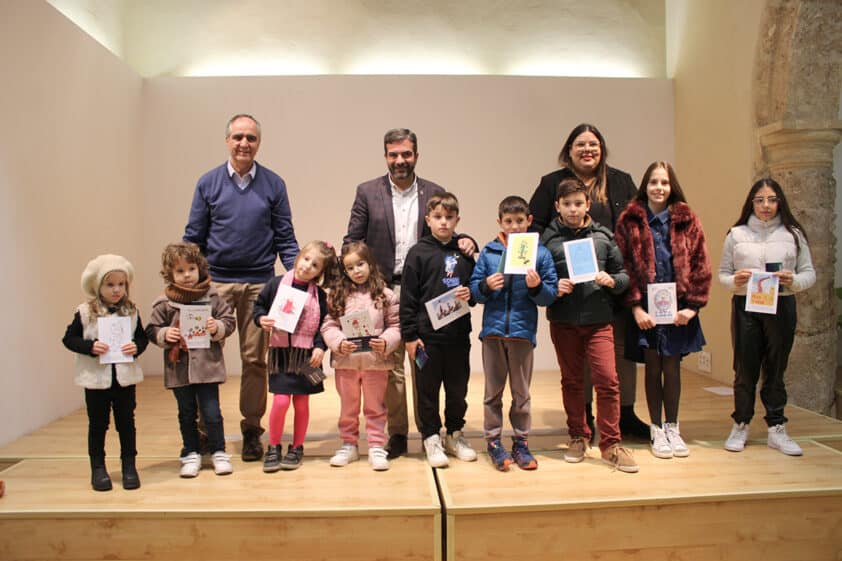 Los Alumnos Premiados En El Iv Concurso De Tarjetas De Navidad. Foto: C. M.