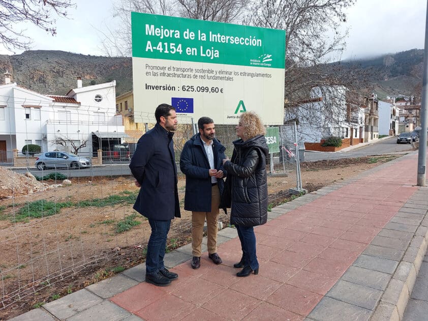 El Concejal De Urbanismo Y El Alcalde Conversan Con La Parlamentaria. Foto: J. Aguila