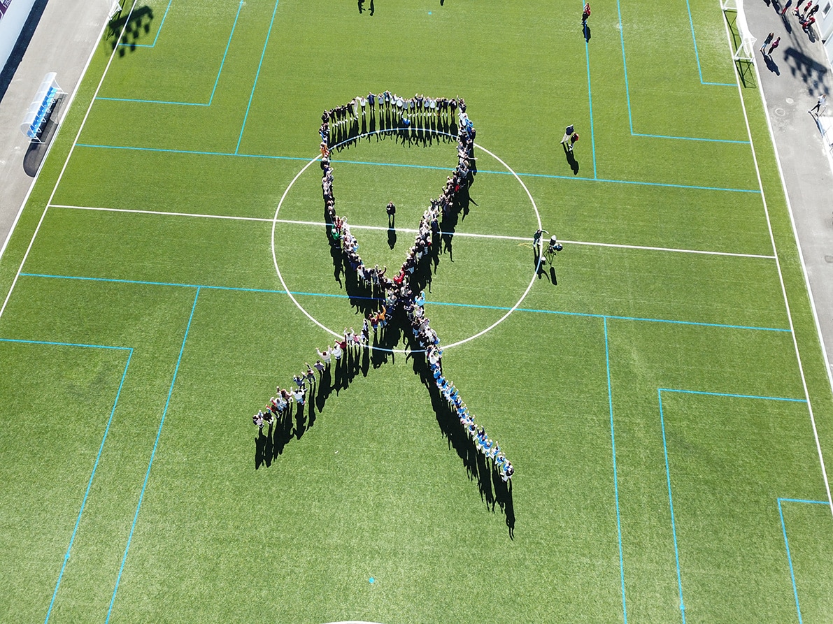 Lazo Humano Contra El Cáncer, En El Centro Del Campo Del San Francisco. Foto: J. A. Ortiz