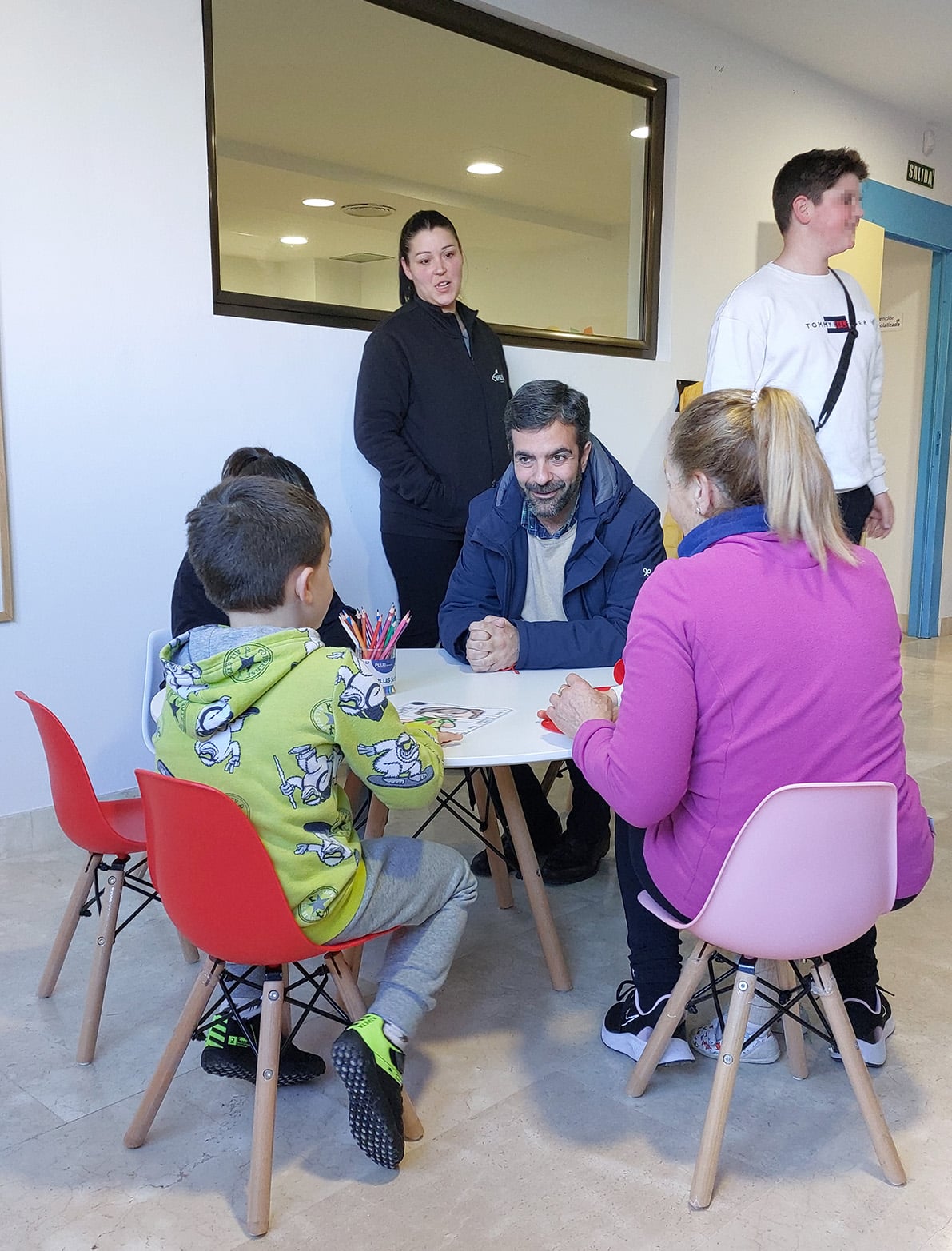 El Alcalde Conversa Con Algunos De Los Menores Que Participan En El Programa. Foto: J. A.