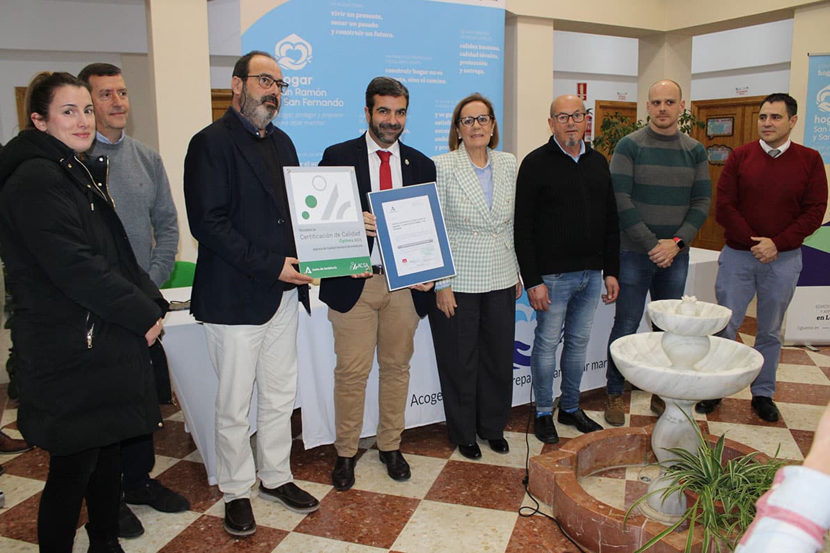 Responsables Del Centro Muestra El Certificado De Calidad, Junto Al Alcalde. Foto: C. M.