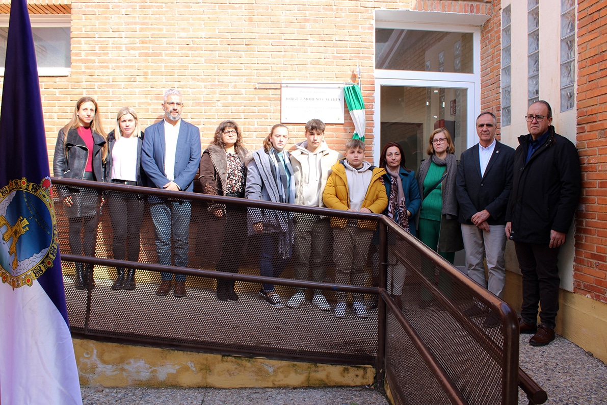Maestros Y Alumnos, Junto A Autoridades Locales, En El Homenaje Al Docente. Foto: C. M.