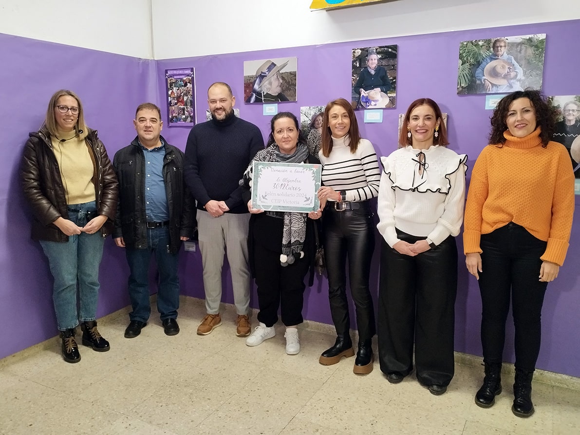 Docentes Del Colegio Le Entregan El Cheque A La Madre De Alejandra. Foto: C. M.