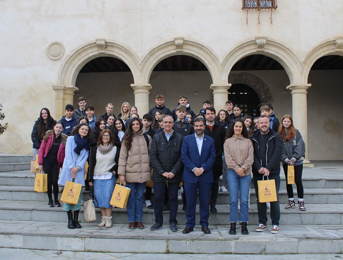 Foto De Familia De Todos Los Integrantes Que Participan En El Intercambio. Foto: Calma