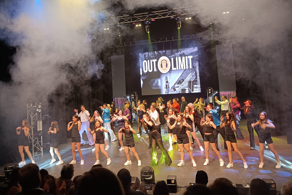 Todos Los Participantes De La Gala Benéfica Hicieron Una Actuación Conjunta. Foto: Natalia