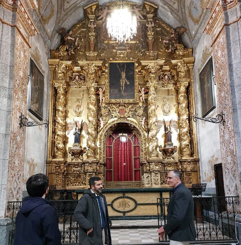 El Alcalde Y El Concejal Contemplan La Restauración Del Retablo De Jesús. Foto: J. Aguila