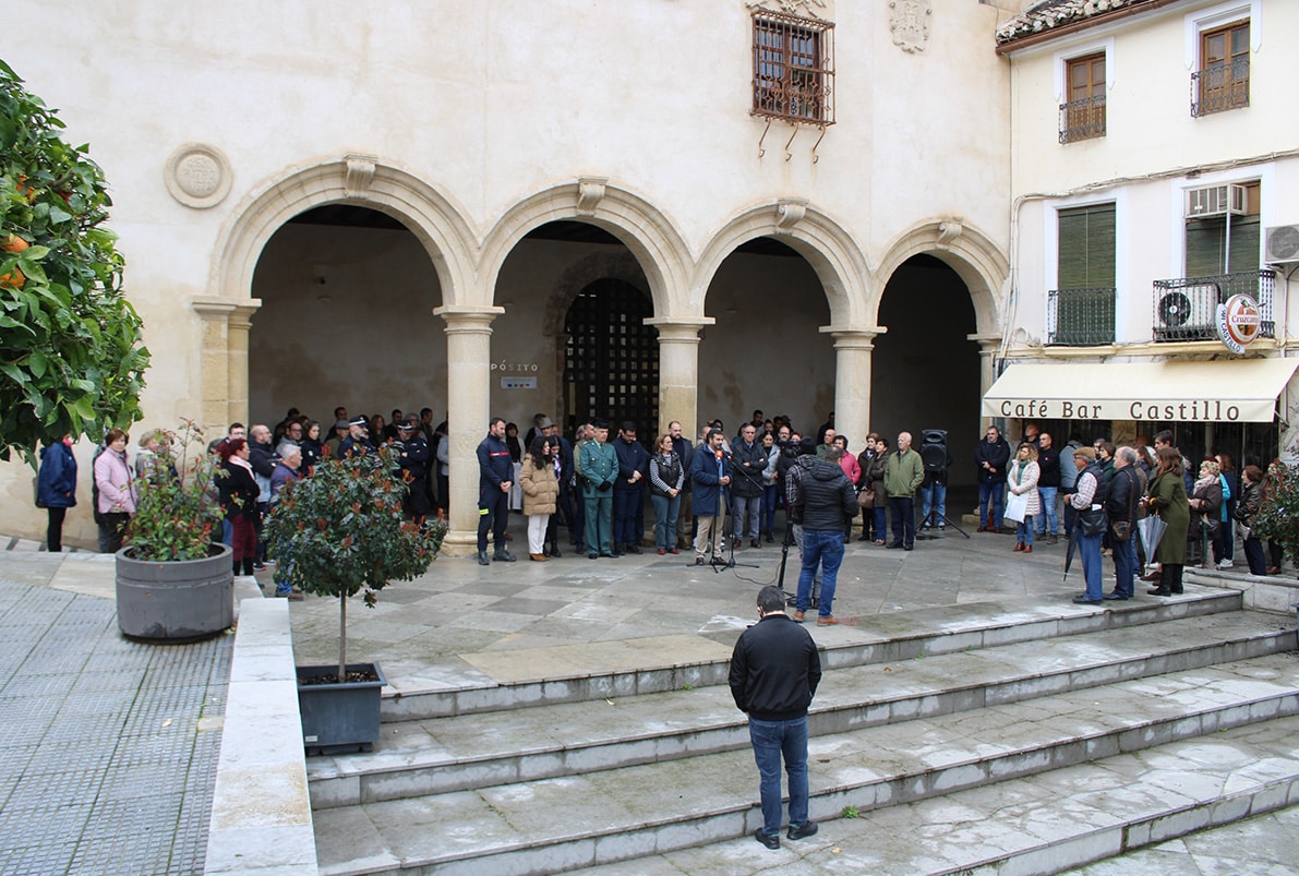Decenas De Personas Guardan Un Minuto De Silencio A Las Puertas Del Pósito. Foto: C. M.