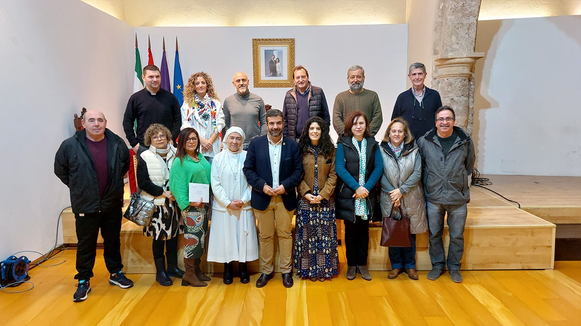 El Alcalde Y La Concejala, Junto A Representantes De La Ong,s Subvencionadas. Foto: J. Aguila