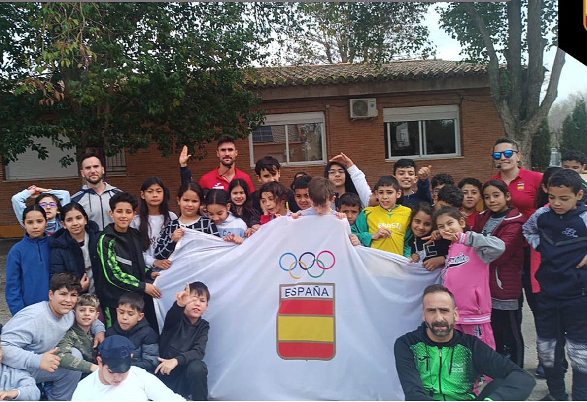 Escolares Del Martín Vivaldi, Junto A Los Deportistas Olímpicos Y Docentes. Foto: Cedida