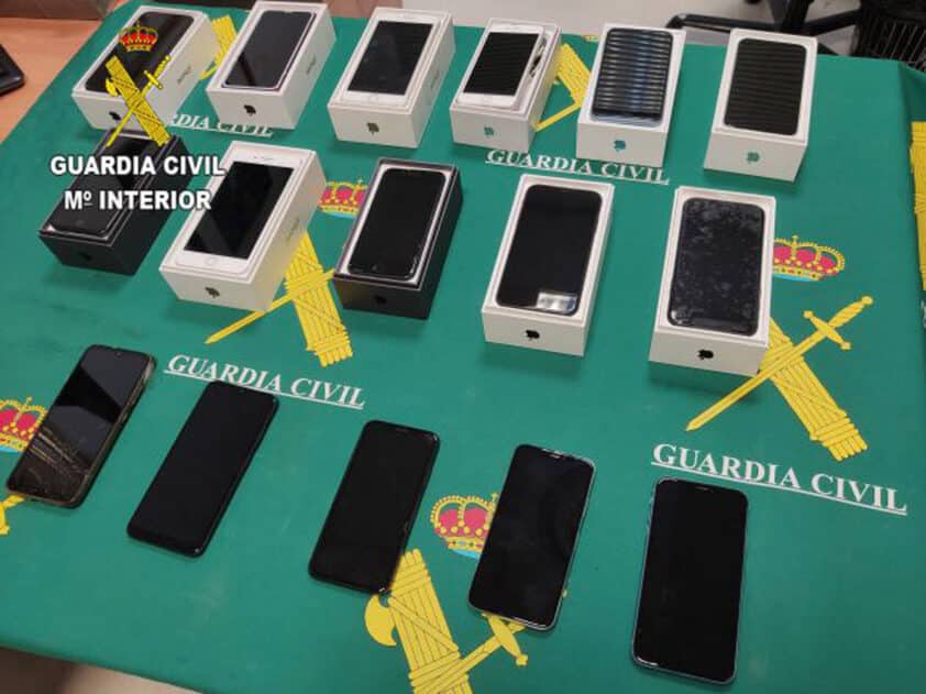 La Guardia Civil Detiene A Dos Individuos Por Hurtar Teléfonos De Alta Gama. Foto: Cedida
