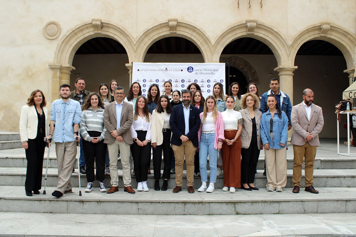 El Alcalde (en El Centro), Junto A Los Jóvenes Que Han Participado En El Programa. Foto: C. M.