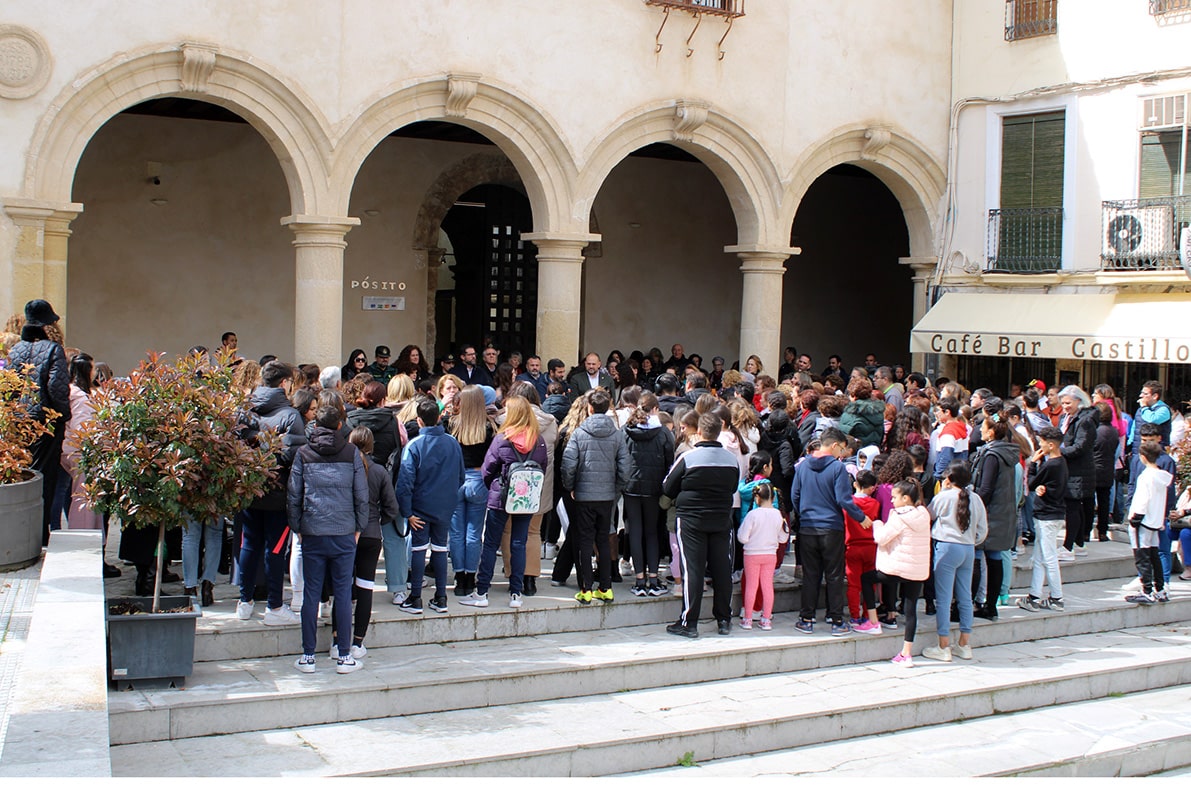 Numeroso Público Se Congregó A Las Puertas Del Pósito Por El 8m. Foto: C. Molina