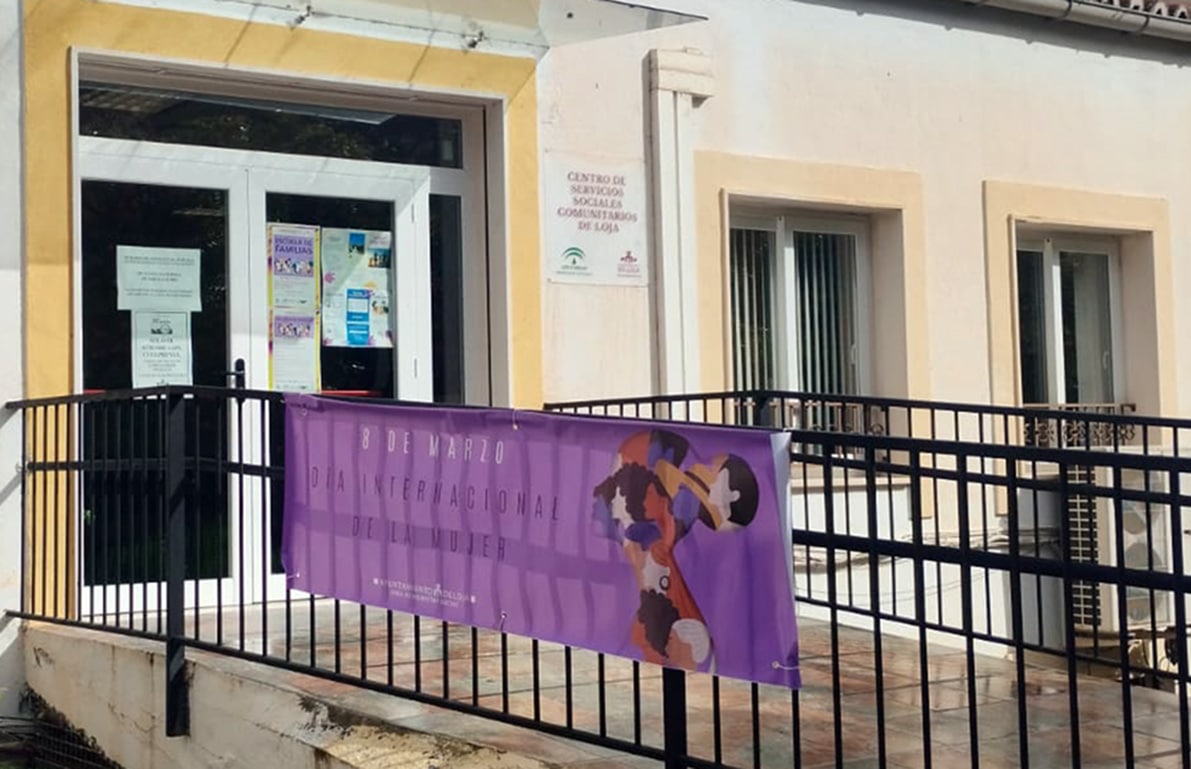 Cartel Conmemorativo Del 8m, En La Puerta De Servicios Sociales. Foto: Corto