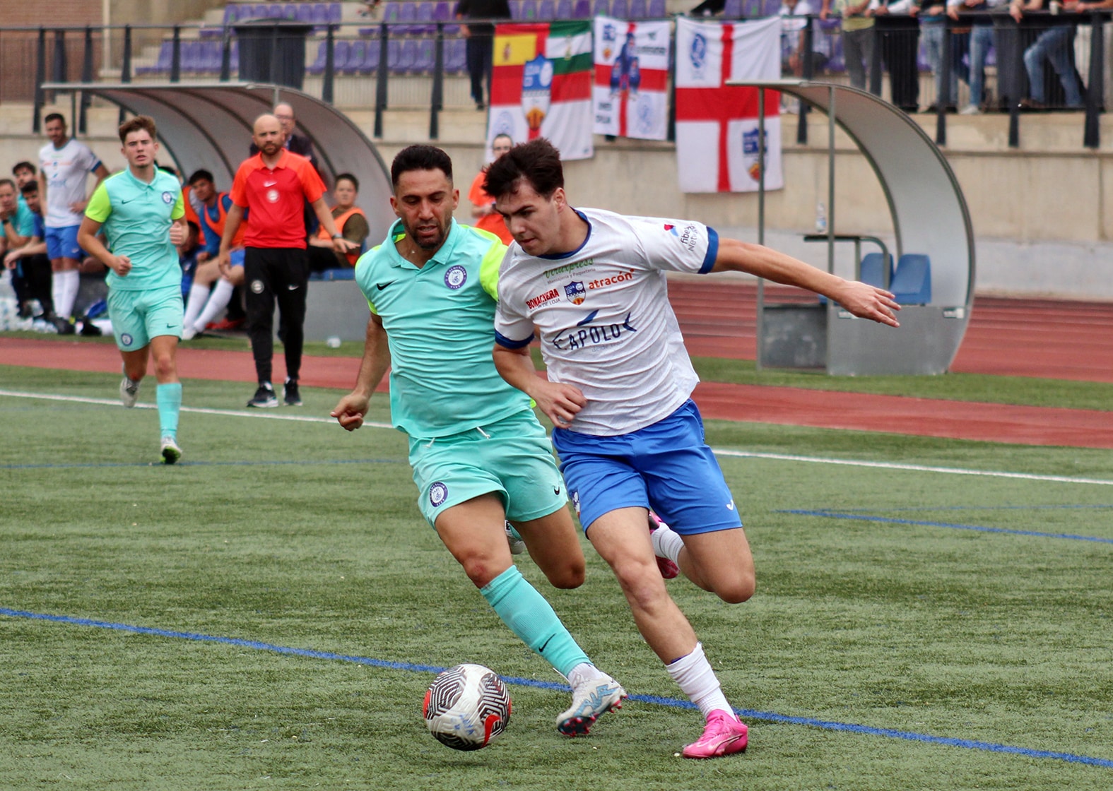 Ángel López Disputa El Balón Con Un Contrario En El último Partido Ante El Almuñécar City. Foto: M.j