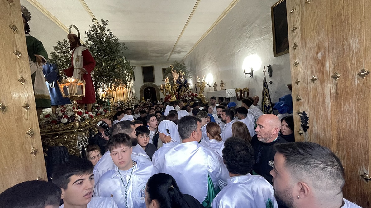 Un Intenso Aguacero Obligó A Resguardarse En El Interior De La Ermita. Foto: Calma