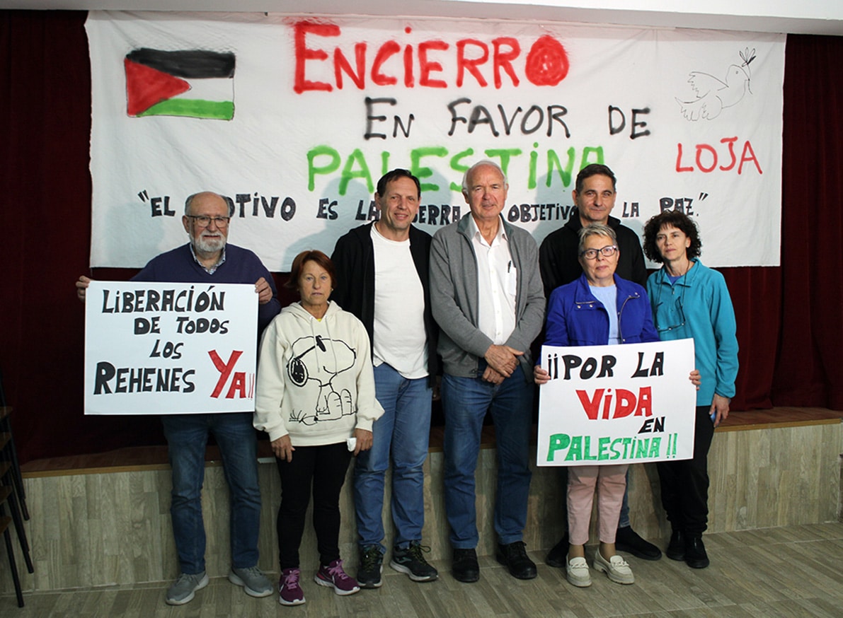 Casero, Junto A Los Lojeños Que Han Realizado El Encierro Por El Fin De La Guerra. Foto: Cedida
