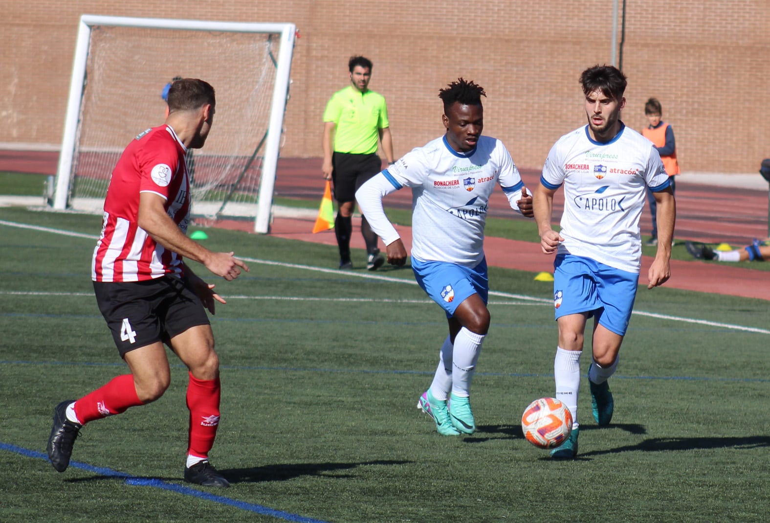 Álvaro Jiménez Junto A Eric En Una Acción Del Partido De Ida Ante El Porcuna. Foto: M. JÁimez