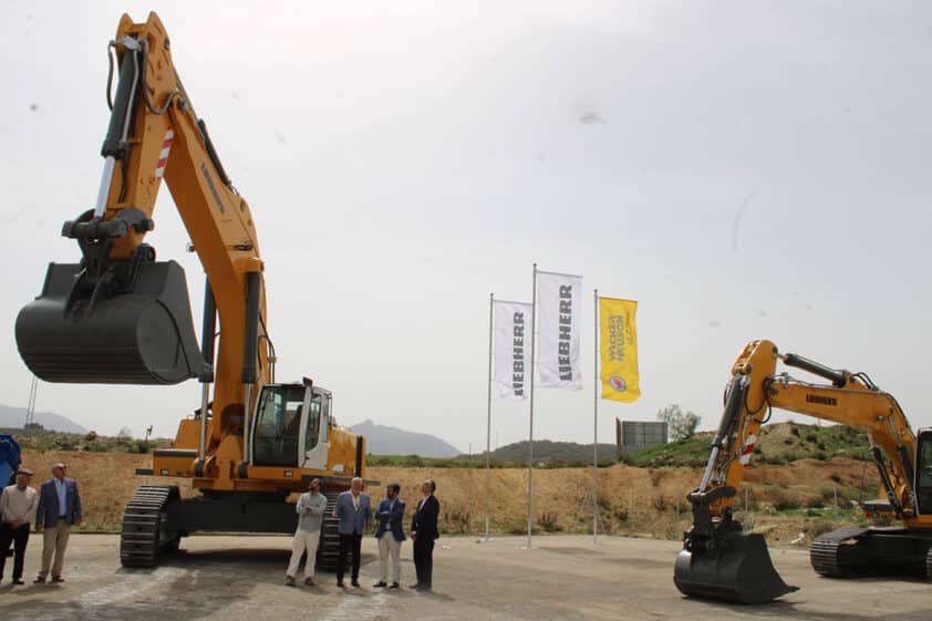 Autoridades Y El Responsables De La Empresa, Junto A La Maquinaria. Foto: P. Castillo