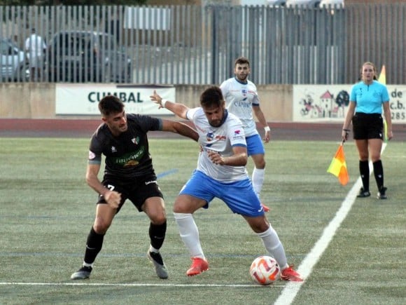 Álex Romero Disputa El Balón En Un Partido Durante Esta Pretemporada. Foto M. Jáimez