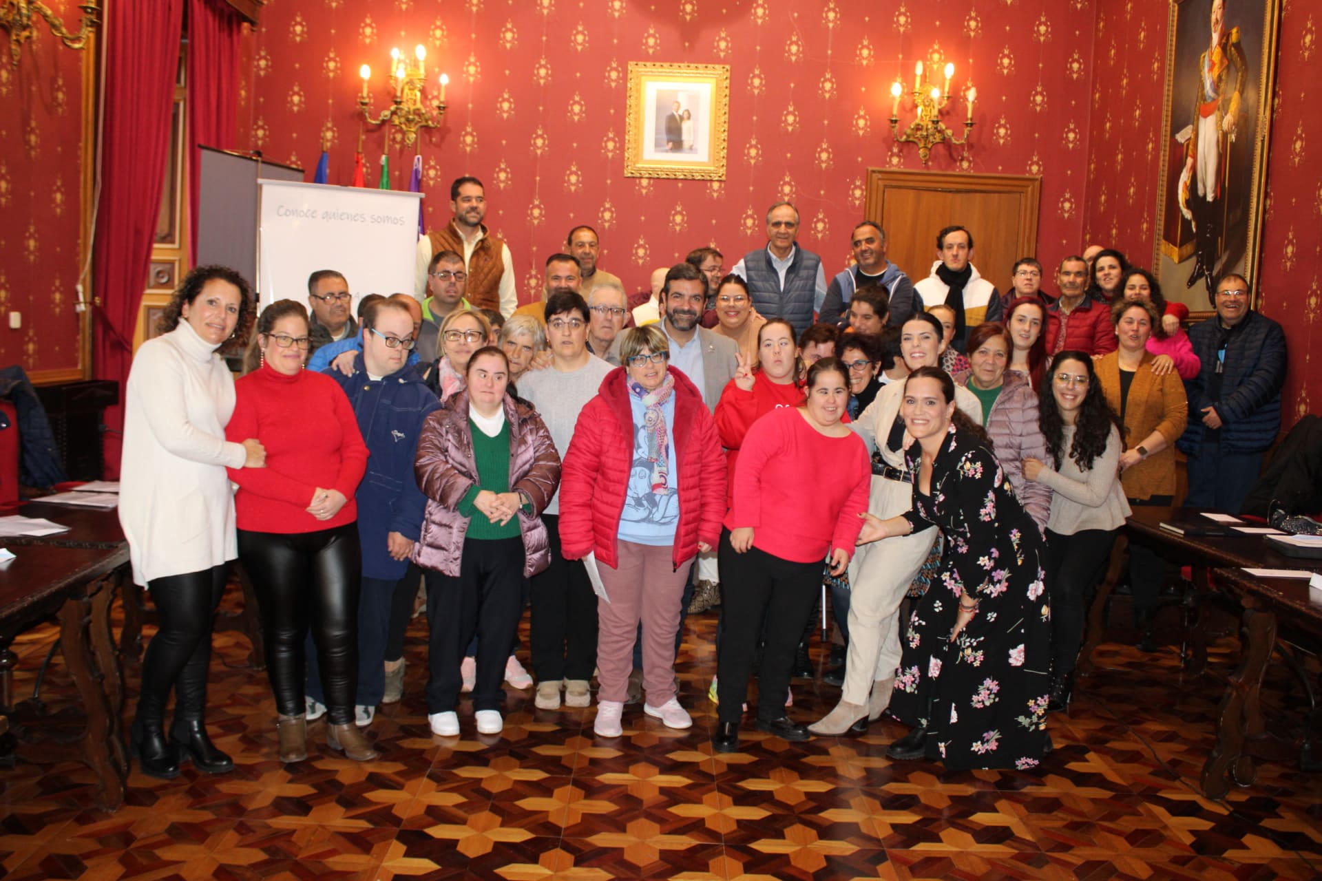 Trabajadores Y Usuarios Del Centro Ocupacional Junto Al Alcalde Y Concejales Tras El Pleno Inclusivo