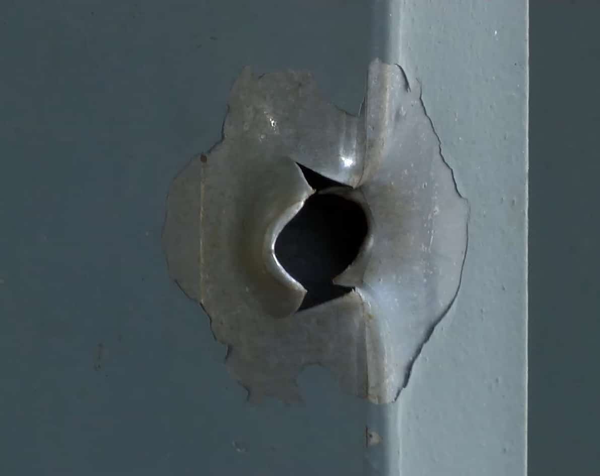 Uno De Los Dos Impactos De Bala, Localizados En La Puerta De Urgencias Del Hospital. Foto: Corto