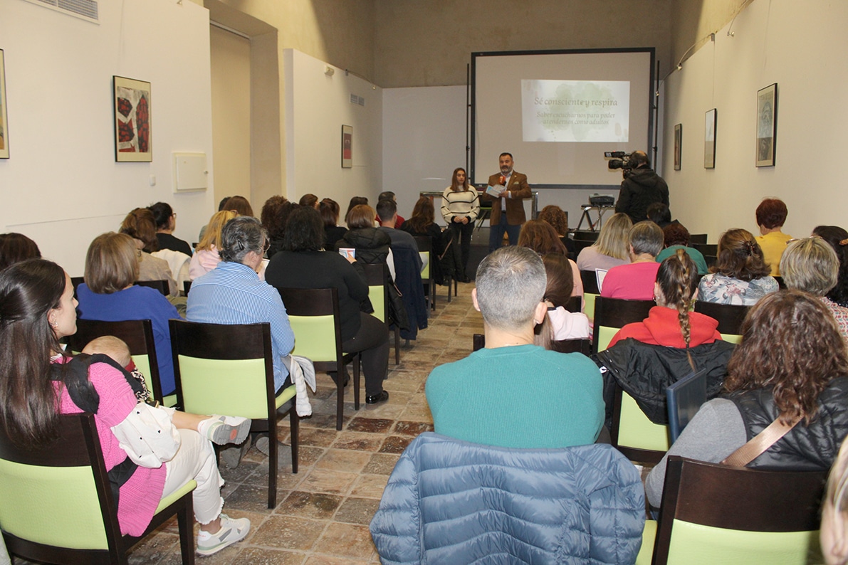 Lleno En La Charla Impartida Sobre Bienestar En La Edad Adulta. Foto: C. M.