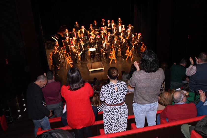 Los Asistentes Aplauden Y Despiden Con Una Ovación A Los Músicos. Foto: Paco Castillo