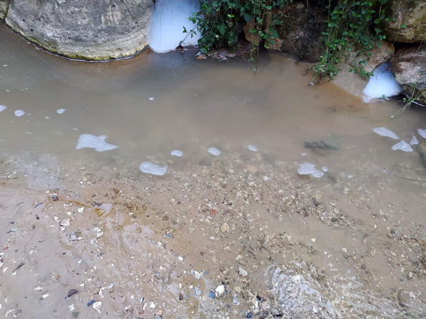 Espuma En El Agua Que Se Suministra A Los Vecinos De Venta Del Rayo. Foto: Cedida