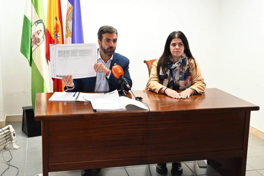 Rueda de prensa del alcalde explicando las cuentas municipales