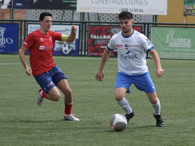 Álvaro Jiménez controla el balón ante el local Pelusa. FOTO: MIGUEL JÁIMEZ.