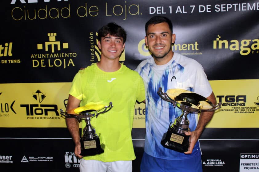 Los Dos Finalistas Con Los Trofeos Del Torneo