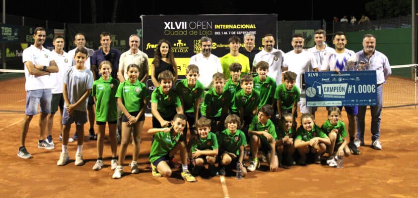 Los Dos Finalistas Junto A Organización Y Autoridades