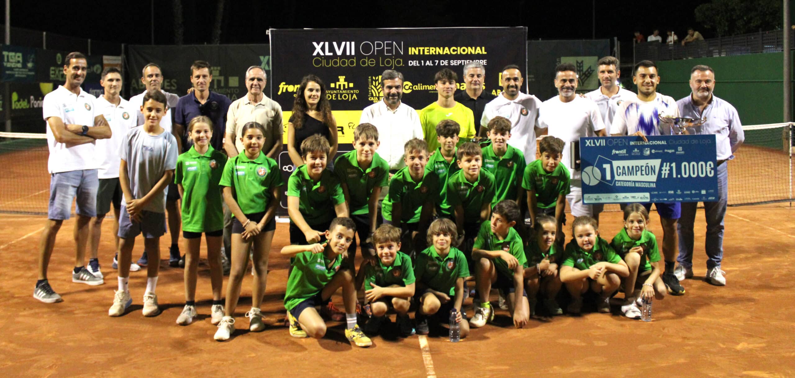 Los Dos Finalistas Junto A Organización Y Autoridades